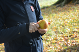 Apfel aufschneiden für die Zwerge | © LBV-Umweltstation Altmühlsee
