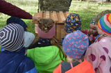 Die Kinder bestaunen den neuen Wiedehopfkasten | © LBV-Umweltstation Altmühlsee