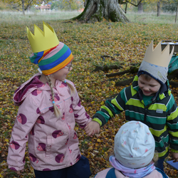 Schmetterlinge, Wespen und Kinder mögen die Äpfel der Buchleite