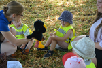 Rabe Willi begrüßt die Kinder | &copy; LBV-Umweltstation Altmühlsee