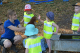 Igel Mecki verabschiedet die Kinder | © LBV-Umweltstation Altmühlsee